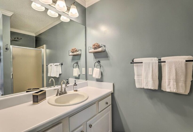 Peaceful Dallas Home W/ Deck + Charcoal Grill