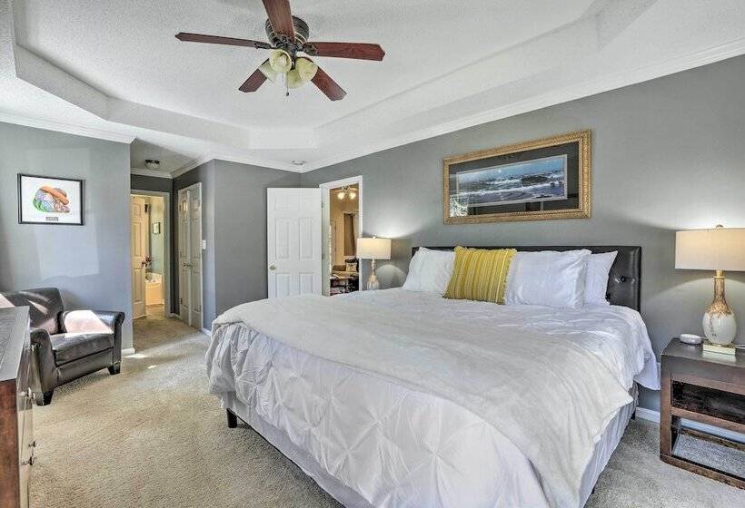 Peaceful Dallas Home W/ Deck + Charcoal Grill