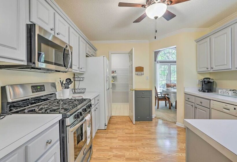 Peaceful Dallas Home W/ Deck + Charcoal Grill