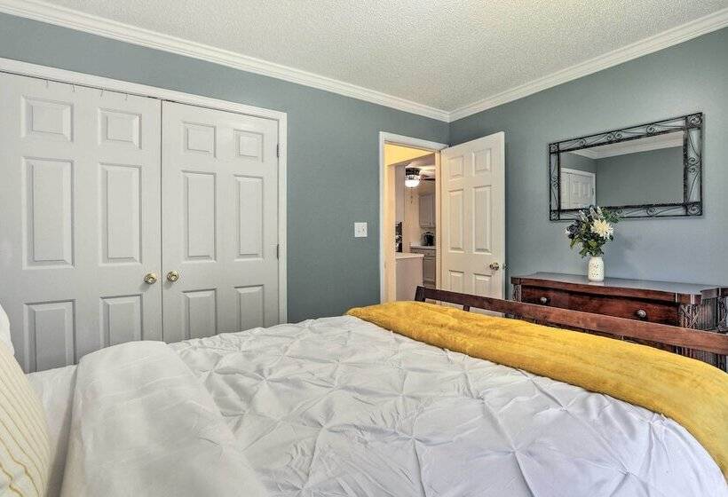 Peaceful Dallas Home W/ Deck + Charcoal Grill