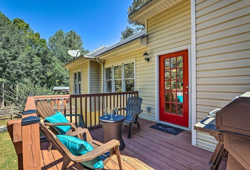 Peaceful Dallas Home W/ Deck + Charcoal Grill