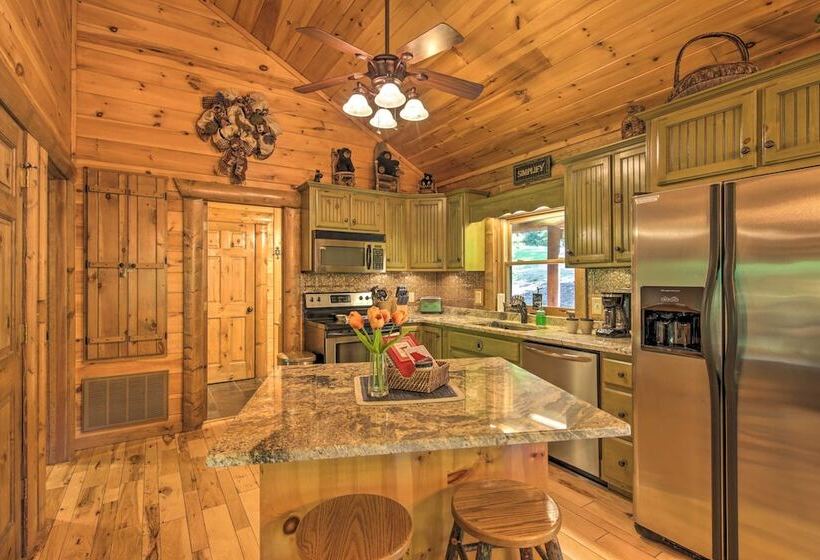 Peaceful Forest Escape W/ Game Room + Hot Tub