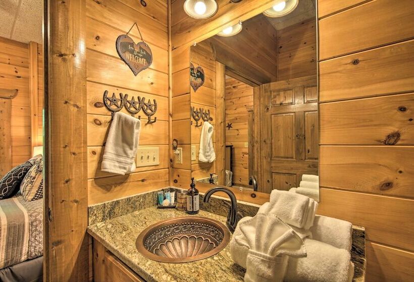 Peaceful Forest Escape W/ Game Room + Hot Tub