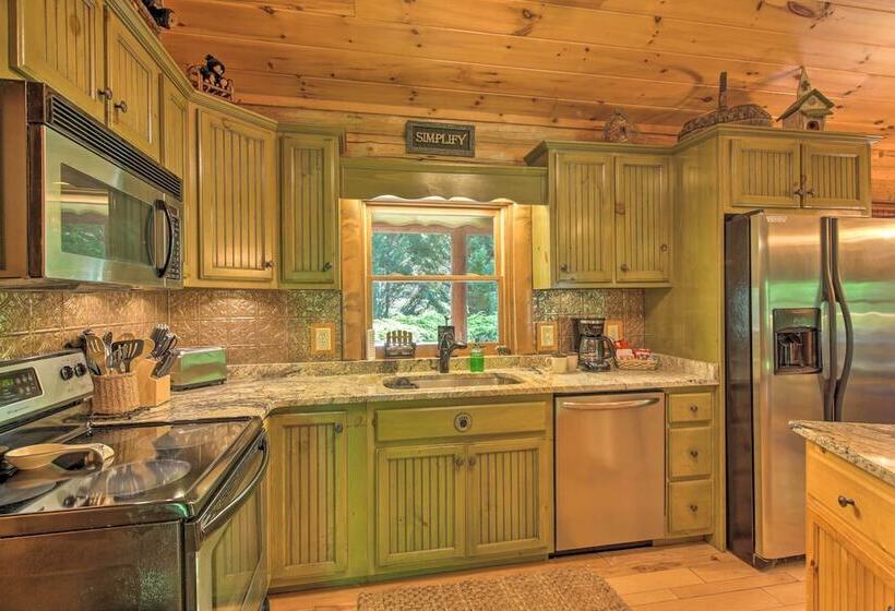 Peaceful Forest Escape W/ Game Room + Hot Tub