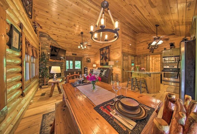 Peaceful Forest Escape W/ Game Room + Hot Tub