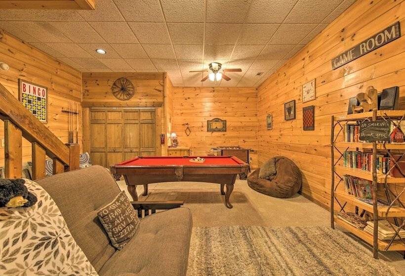 Peaceful Forest Escape W/ Game Room + Hot Tub