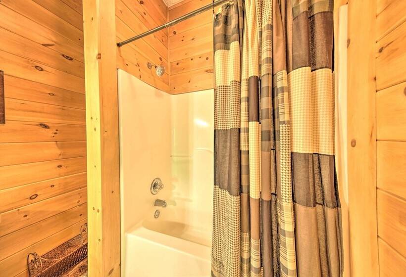 Peaceful Forest Escape W/ Game Room + Hot Tub