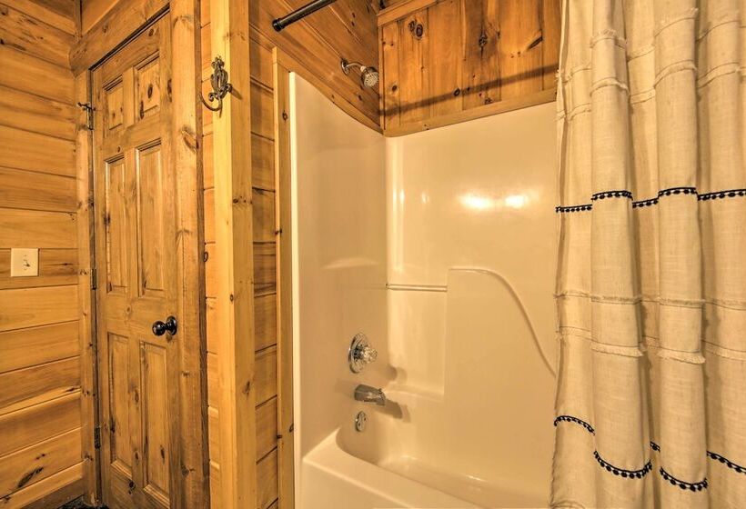 Peaceful Forest Escape W/ Game Room + Hot Tub