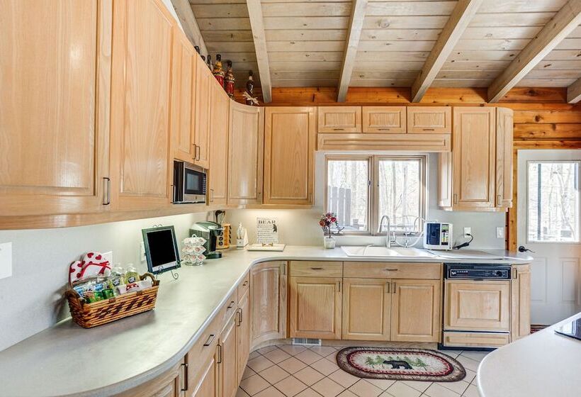 Peaceful Lawrenceville Cabin W/ Hot Tub On 6 Acres