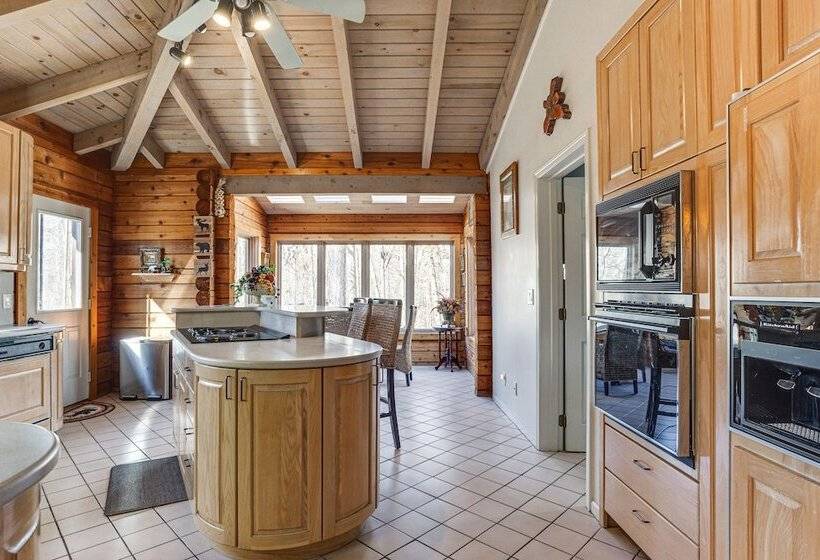 Peaceful Lawrenceville Cabin W/ Hot Tub On 6 Acres