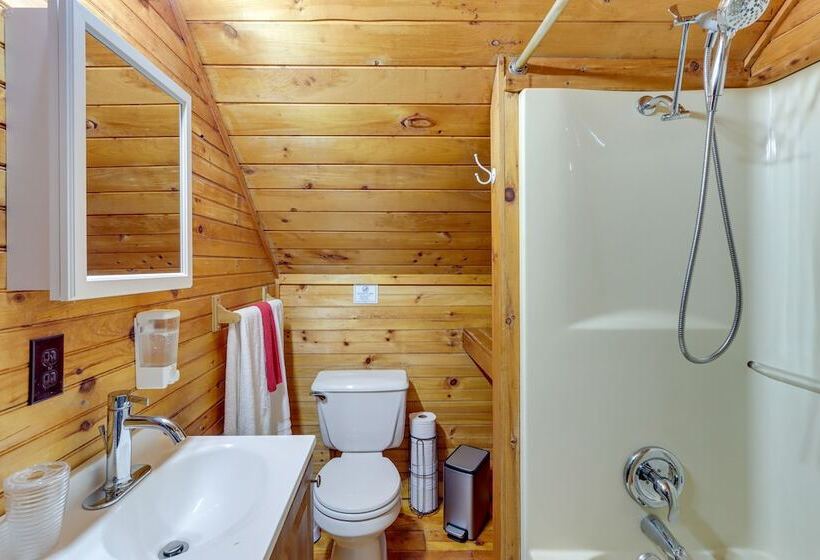 Peaceful Mineral Bluff Cabin: Family Friendly!