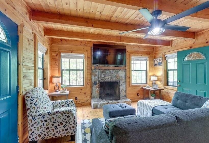 Peaceful Mineral Bluff Cabin: Family Friendly!