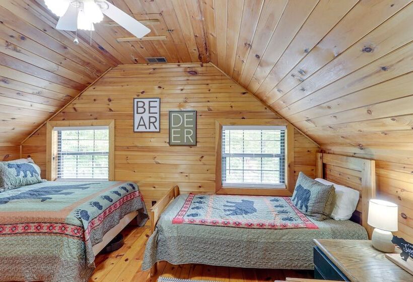 Peaceful Mineral Bluff Cabin: Family Friendly!