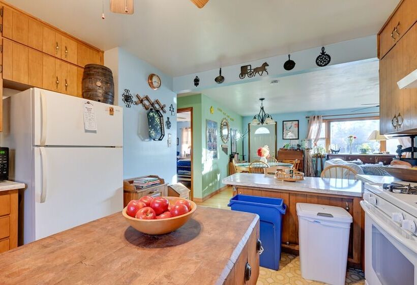 Peaceful Necedah Retreat: 3 Mi To Lakes!