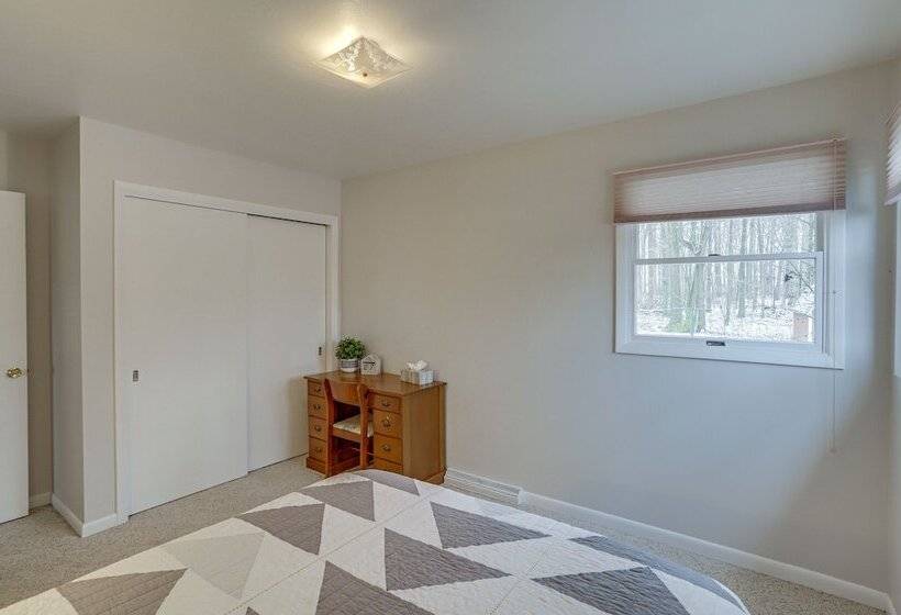 Peaceful + Quiet Home In Nappanees Countryside!