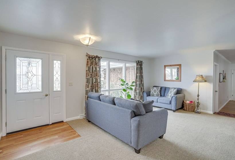 Peaceful + Quiet Home In Nappanees Countryside!