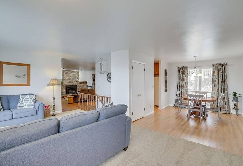 Peaceful + Quiet Home In Nappanees Countryside!