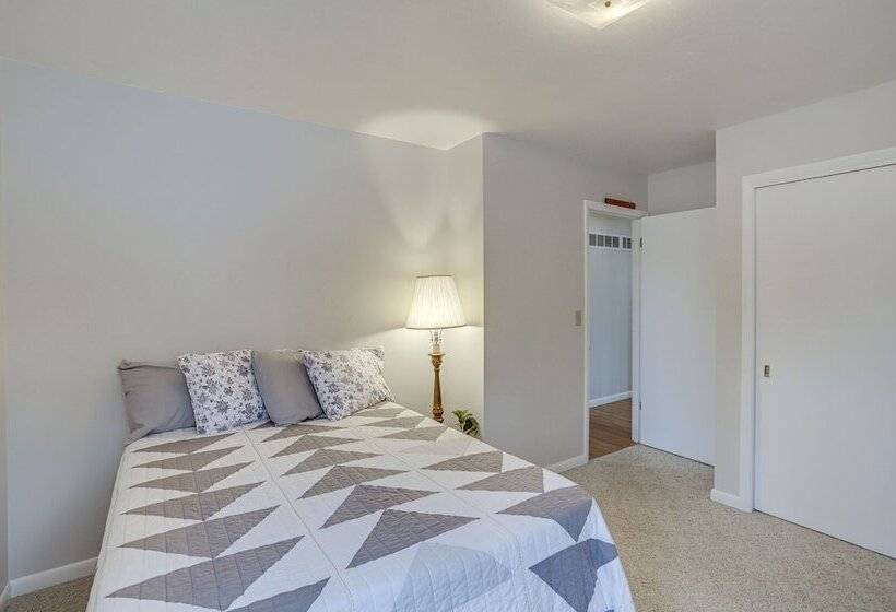 Peaceful + Quiet Home In Nappanees Countryside!