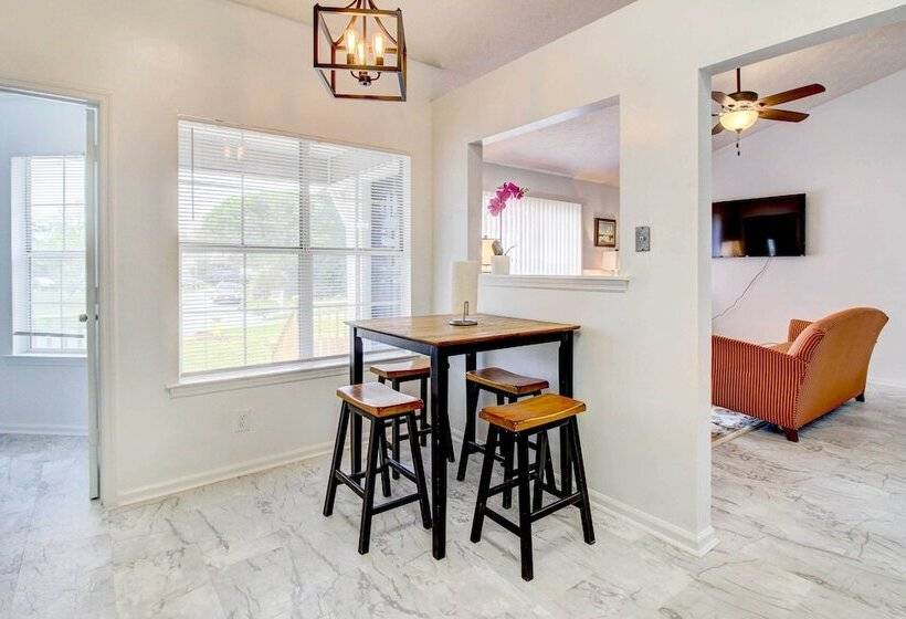 Peaceful Savannah Home   11 Mi To Beaches!