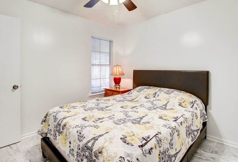 Peaceful Savannah Home   11 Mi To Beaches!