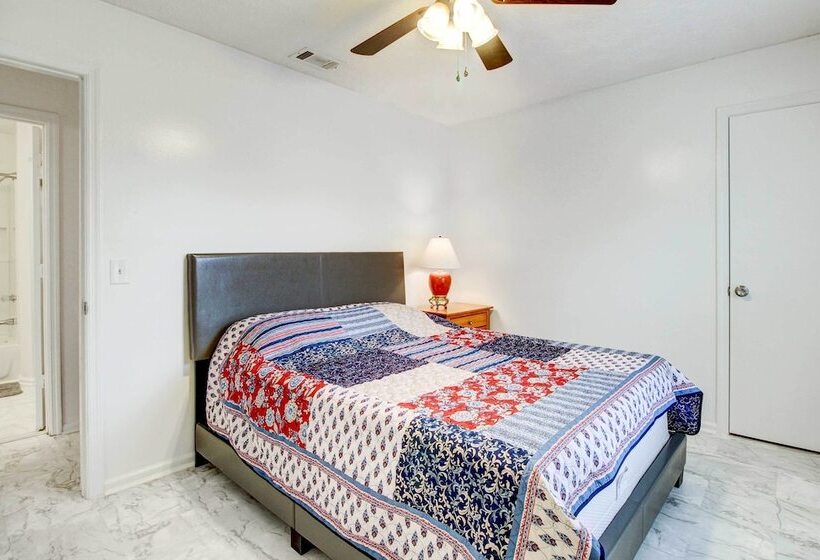 Peaceful Savannah Home   11 Mi To Beaches!