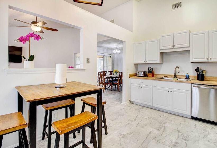 Peaceful Savannah Home   11 Mi To Beaches!