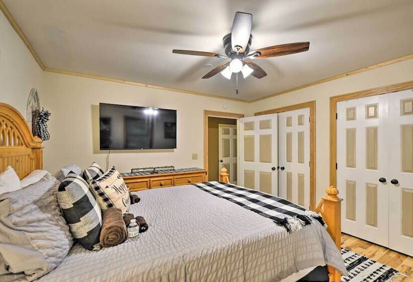 Peaceful & Secluded Home W/ Private Fire Pit!