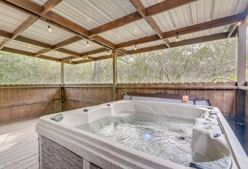 Pet Friendly Damon Home W/ Hot Tub & Yard!