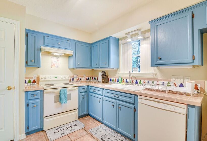 Pet Friendly Damon Home W/ Hot Tub & Yard!