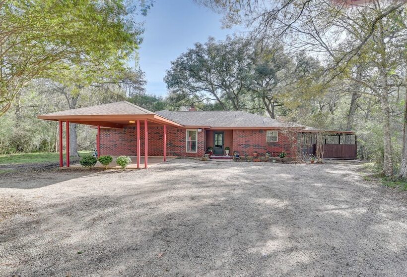 Pet Friendly Damon Home W/ Hot Tub & Yard!