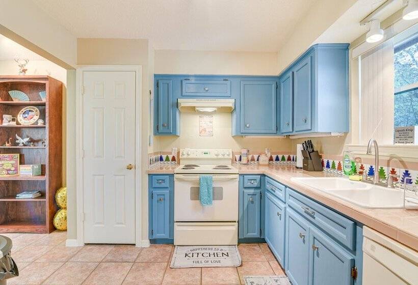 Pet Friendly Damon Home W/ Hot Tub & Yard!