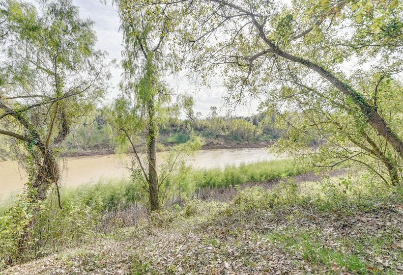 Pet Friendly Damon Home W/ Hot Tub & Yard!