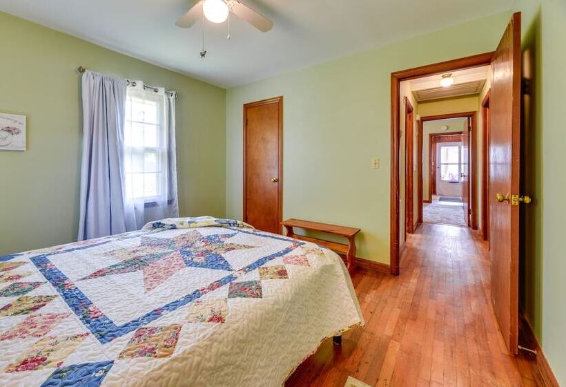 Pet Friendly Douglasville Home W/ Screened Porch!