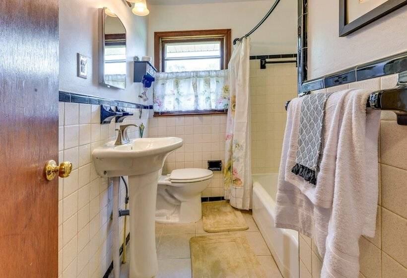 Pet Friendly Douglasville Home W/ Screened Porch!