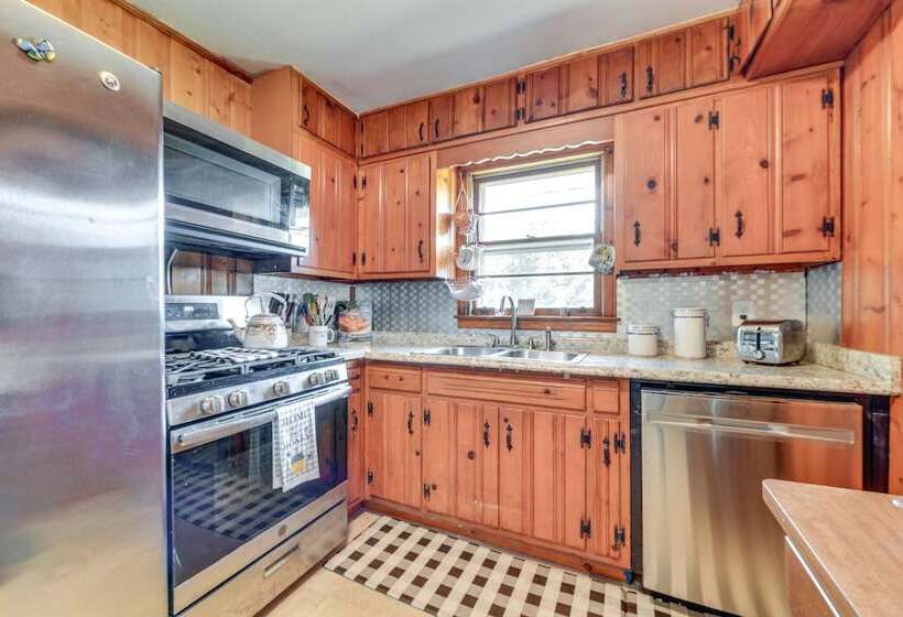 Pet Friendly Douglasville Home W/ Screened Porch!