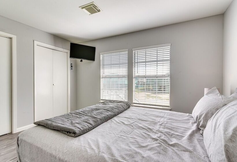 Pet Friendly Freeport Beach House W/ Covered Patio