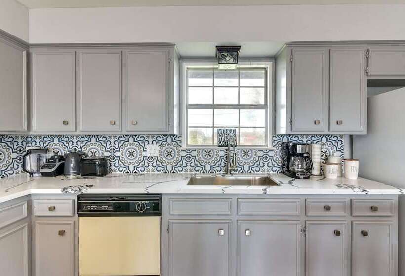 Pet Friendly Freeport Beach House W/ Covered Patio