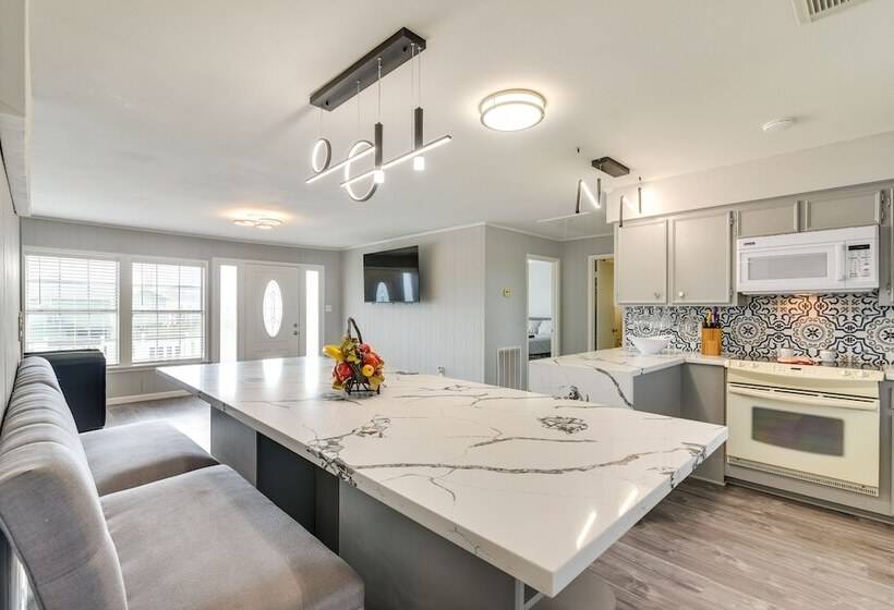 Pet Friendly Freeport Beach House W/ Covered Patio