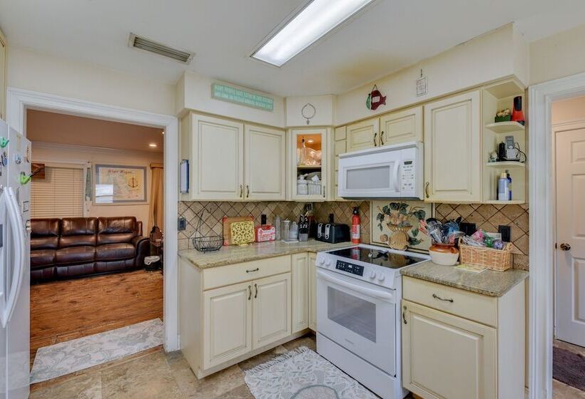 Pet Friendly Freeport Home   2 Mi To Beach!