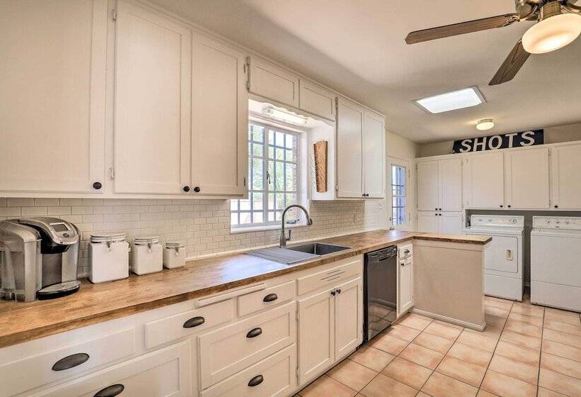 Pet Friendly Home, 4 Miles To U Of A Campus