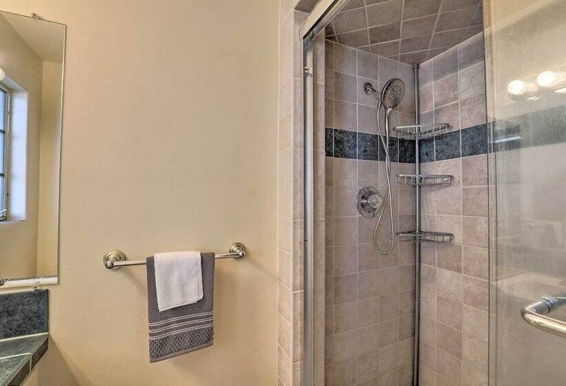 Pet Friendly Home, 4 Miles To U Of A Campus