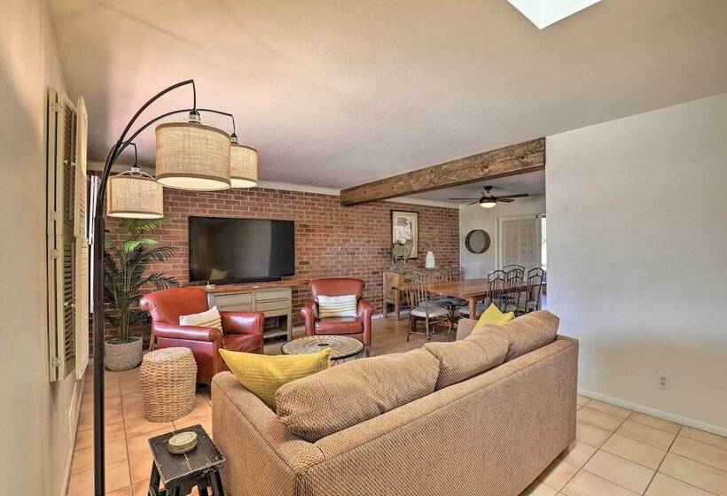 Pet Friendly Home, 4 Miles To U Of A Campus