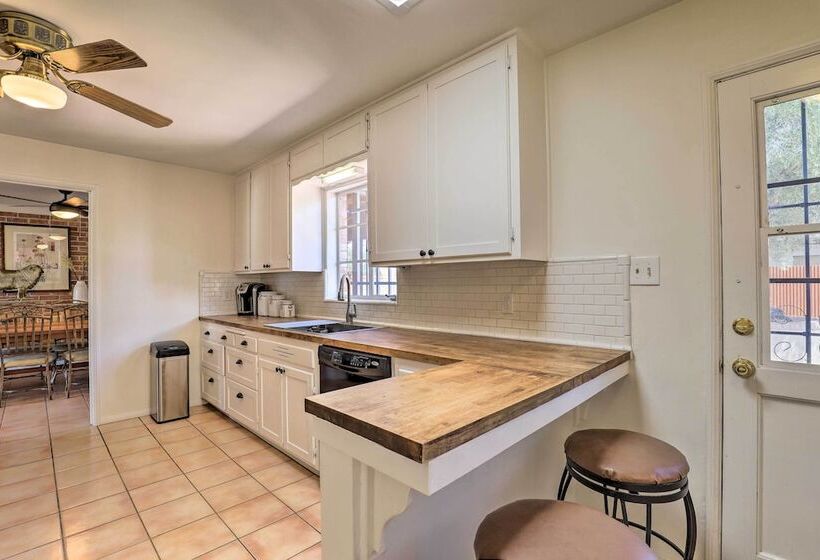 Pet Friendly Home, 4 Miles To U Of A Campus