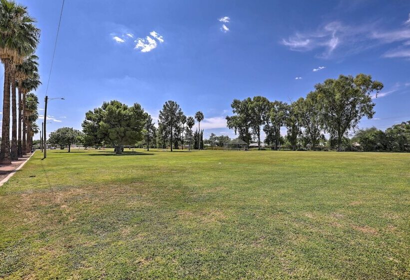 Pet Friendly Home, 4 Miles To U Of A Campus