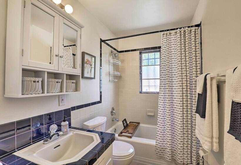 Pet Friendly Home, 4 Miles To U Of A Campus