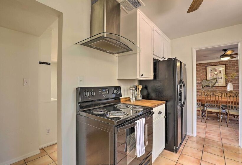 Pet Friendly Home, 4 Miles To U Of A Campus