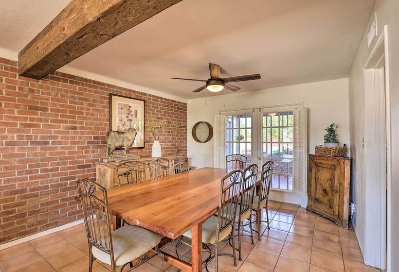 Pet Friendly Home, 4 Miles To U Of A Campus