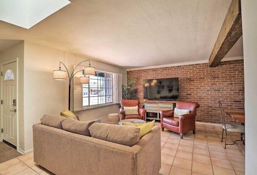 Pet Friendly Home, 4 Miles To U Of A Campus