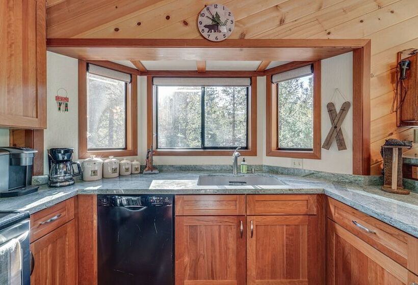 Pet Friendly Home In Truckee W/ Balconies + Grill!