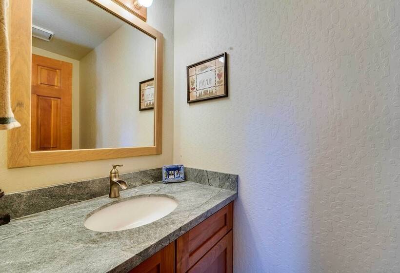 Pet Friendly Home In Truckee W/ Balconies + Grill!